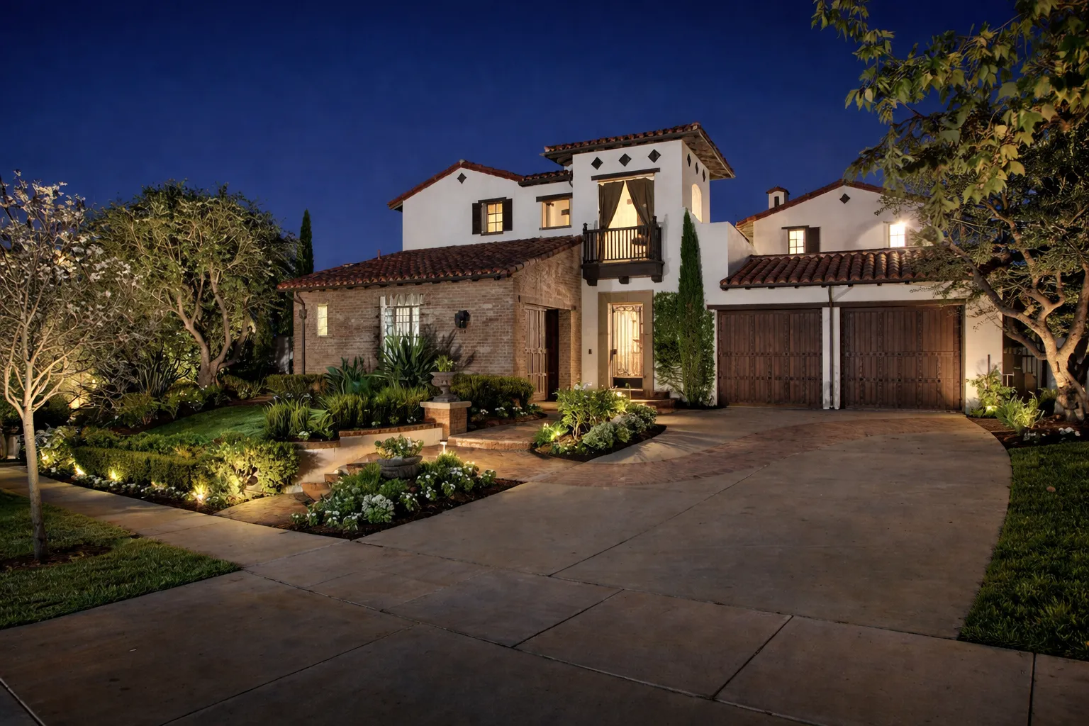 Luxury front yard landscape