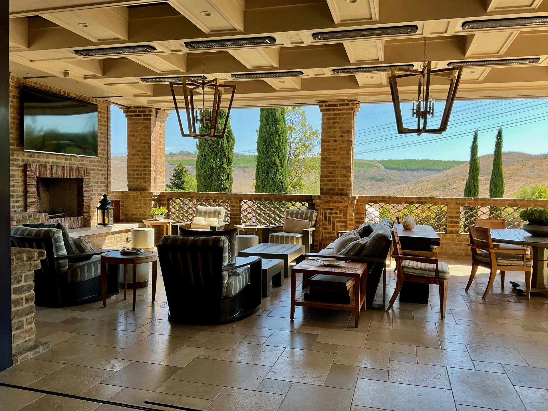 Poolside outdoor kitchen