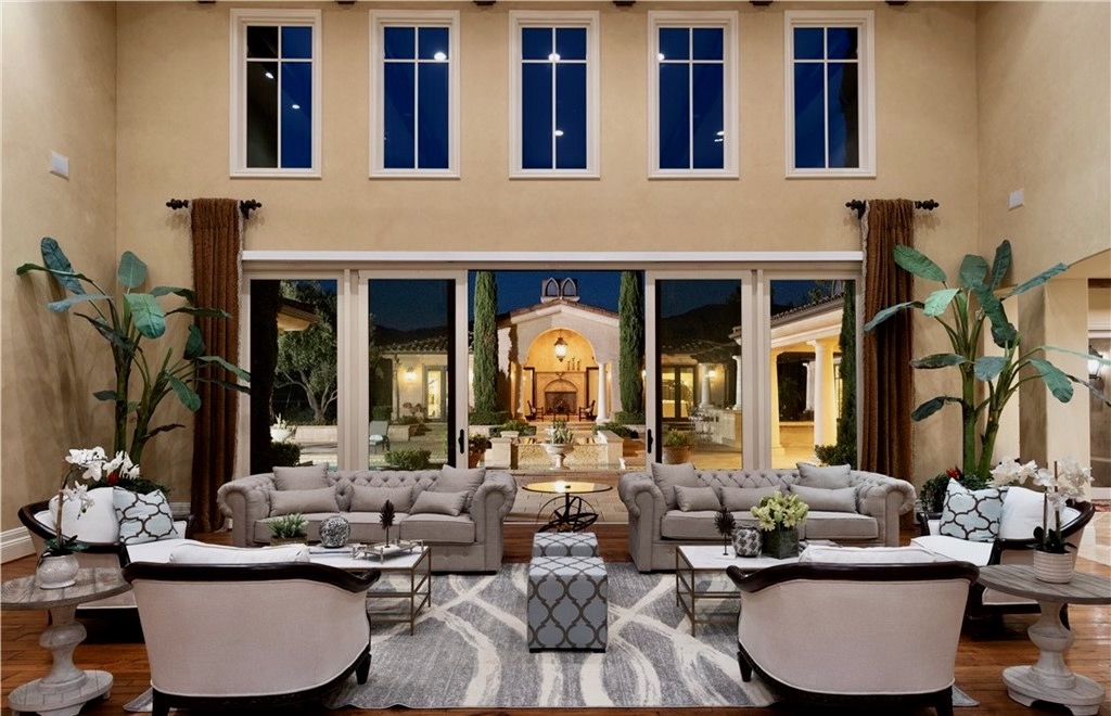 Villa Violeta palm-lined pathway